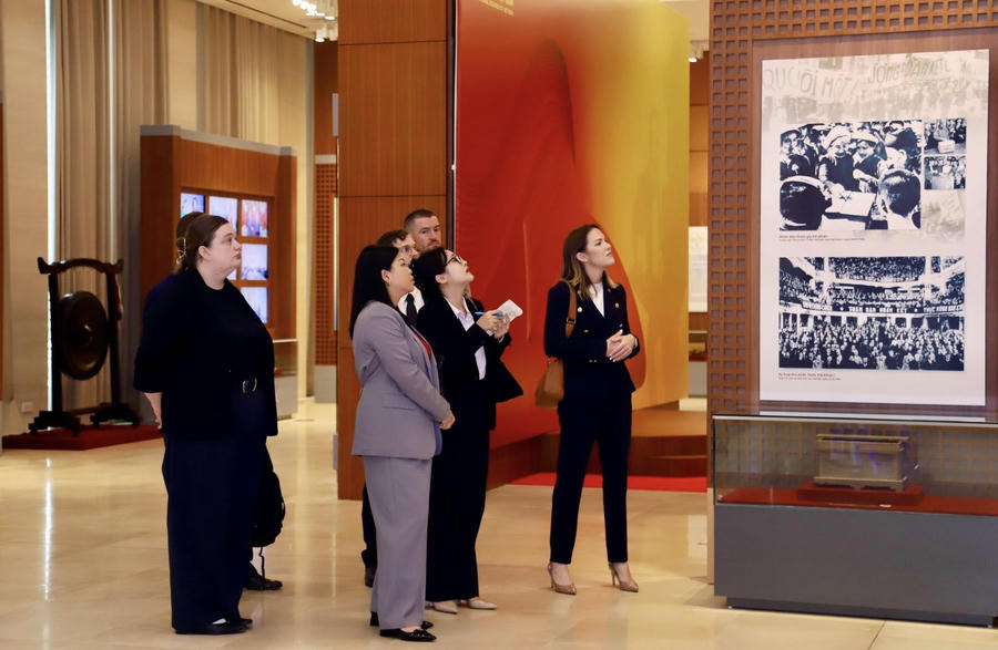 Đoàn Hội đồng giao lưu chính trị Australia đã tham quan Tòa nhà Quốc hội và Khu trưng bày “Những khám phá khảo cổ học dưới lòng đất Nhà Quốc hội”.