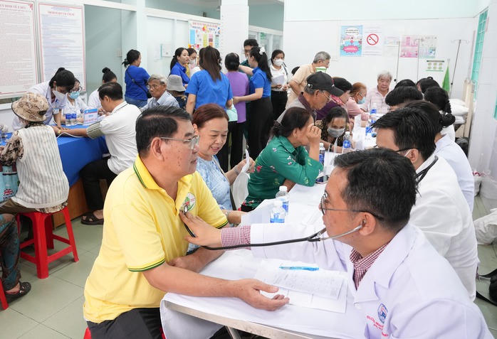 Các bác sĩ Bệnh viện Thống Nhất thăm khám cho hơn 260 người cao tuổi phường Phú Thạnh. (Ảnh: NLĐ)