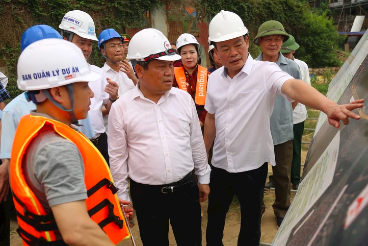 Chủ tịch Hà Nội đi kiểm tra thực địa tiến độ dự án cầu Trần Hưng Đạo và Tứ Liên.