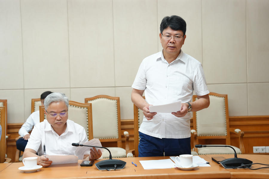 Thứ trưởng Nguyễn Thanh Tịnh báo cáo tại buổi làm việc.