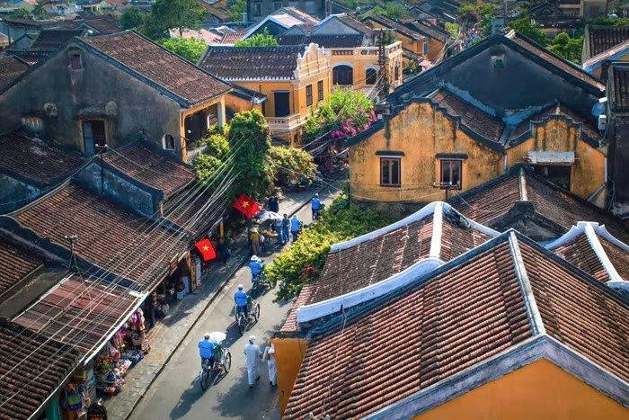 Du khách khám phá phố cổ Hội An, tháng 8/2024. Ảnh: Phạm Toàn