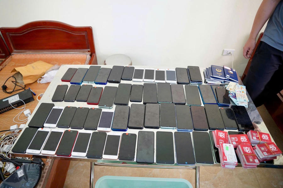 Các đối tượng sử dụng điện thoại cùng sim rác để thực hiện hành vi phạm tội. (Ảnh: CAĐB)