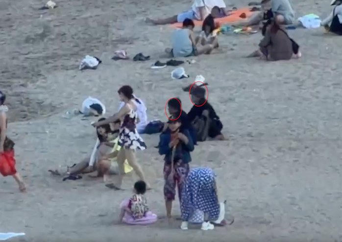 Các đối tượng lợi dụng sơ hở của du khách tắm biển để trộm cắp tài sản.