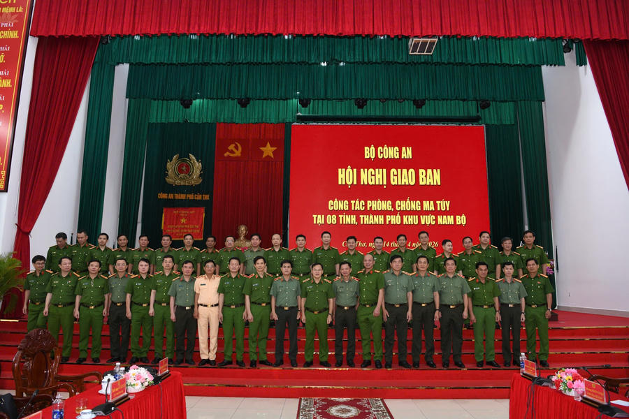 Thứ trưởng Nguyễn Văn Long chụp ảnh lưu niệm cùng đại biểu dự hội nghị. Ảnh: Cục C04