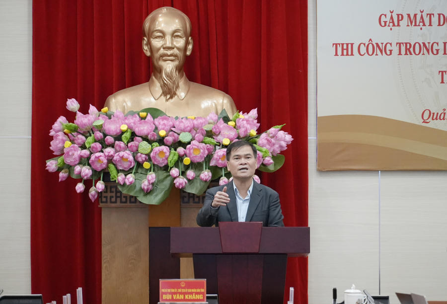 Ông Bùi Văn Khắng, Chủ tịch UBND tỉnh, phát biểu kết luận buổi đối thoại.