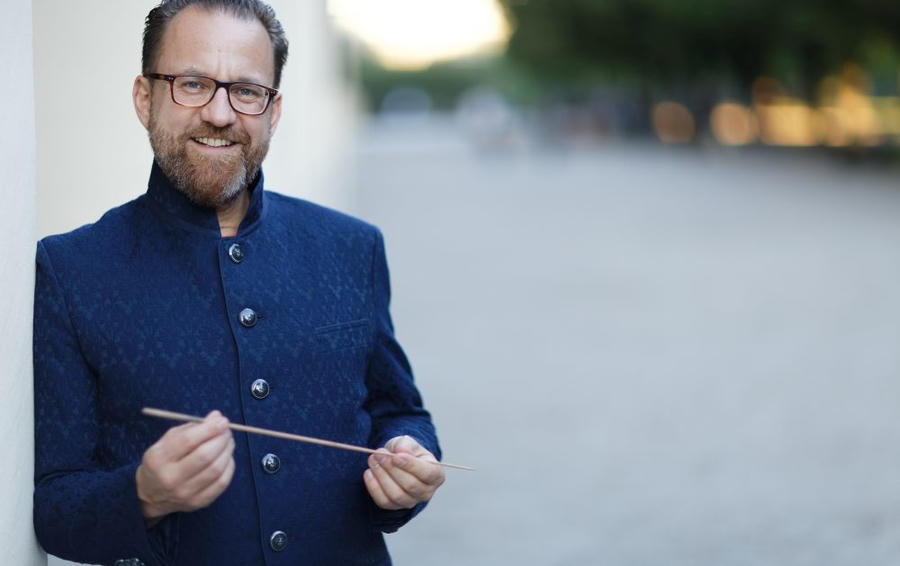 Nhạc trưởng Franz Schottky - là người sáng lập và chỉ huy dàn nhạc Münchner Kammerphilharmonie dacapo - hứa hẹn mang đến một góc nhìn mới mẻ về giao hưởng tại Hà Nội.