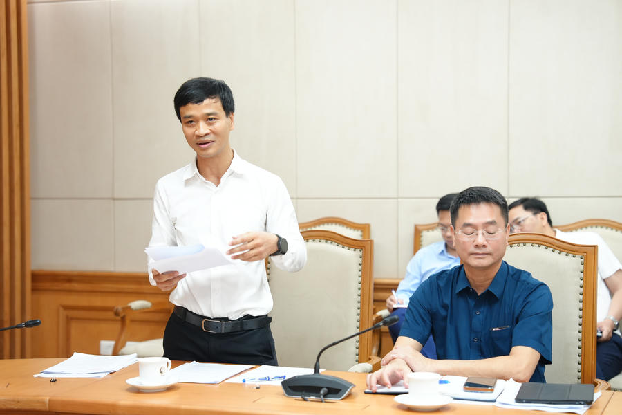 Các đại biểu tham gia phát biểu tại cuộc họp.