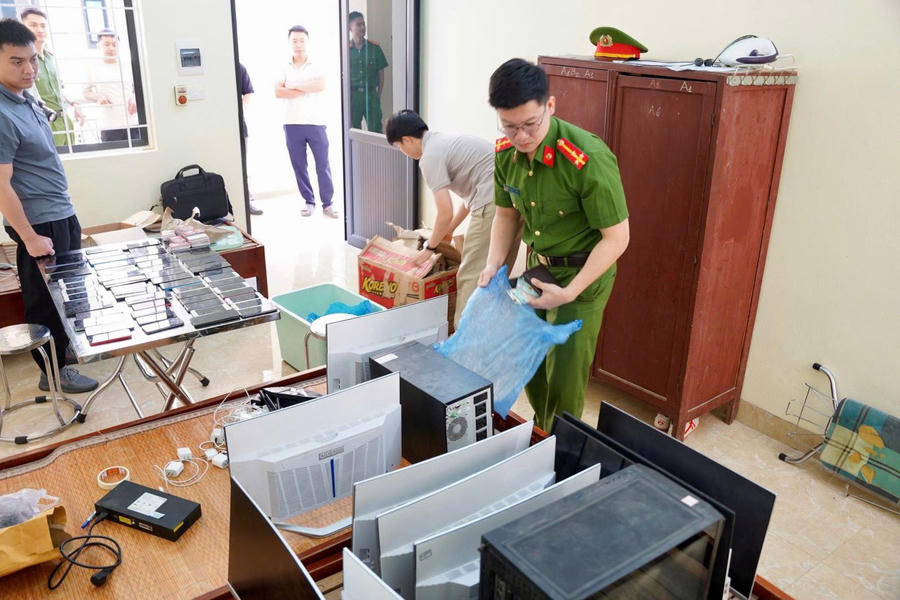 Lực lượng chức năng kiểm tra tang vật vụ án. (Ảnh: CAĐB)