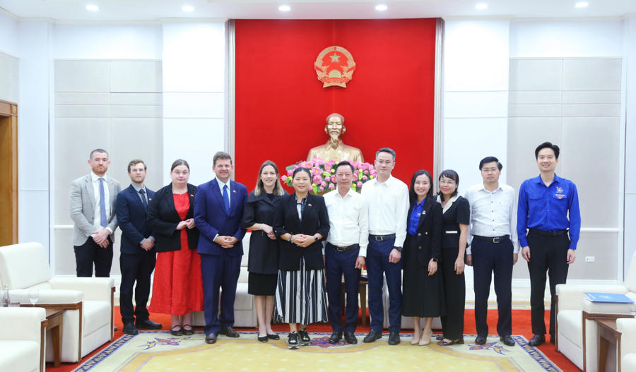 Các đại biểu chụp ảnh lưu niệm tại buổi tiếp.