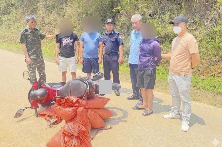 Các bao tải chứa gần 60kg nghi vảy tê tê. (Ảnh: Công an tỉnh Cao Bằng).