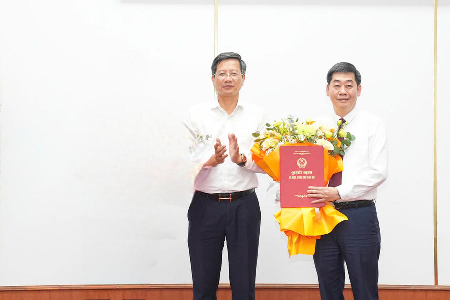 Phó Chủ tịch Thường trực UBND TP Hải Phòng Lê Anh Quân trao Quyết định tặng hoa chúc mừng ông Nguyễn Hoàng Long, Quyền Chánh Văn phòng UBND thành phố.