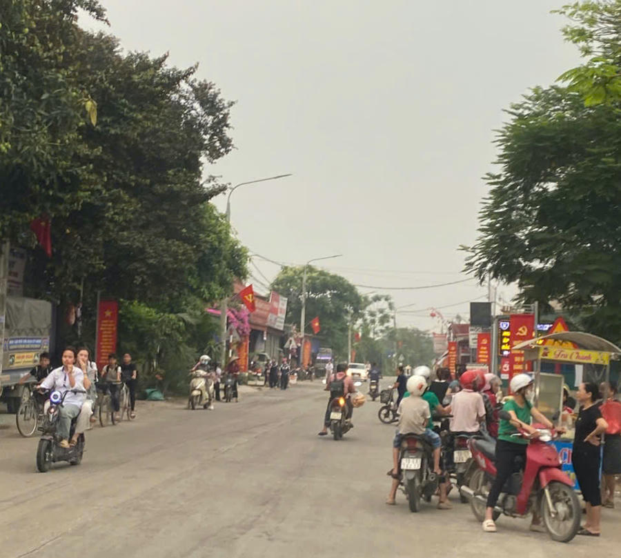 Xe tải cỡ lớn chở cát hoạt động từ sáng đến tối bất chấp giờ cao điểm buổi sáng, giờ trưa và buổi tối đông học sinh, công nhân đi làm, xe chở cát che chắn sơ sài làm cho cát rơi xuống thành từng vệt dài buộc công nhân của bến cát Long Lượng phải ra xịt nước, rửa đường.