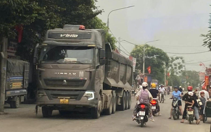 Xe tải cỡ lớn chở cát chạy vào giờ buổi sáng giờ học sinh, công nhân, người dân đi làm tiềm ẩn nguy cơ mất an toàn giao thông.
