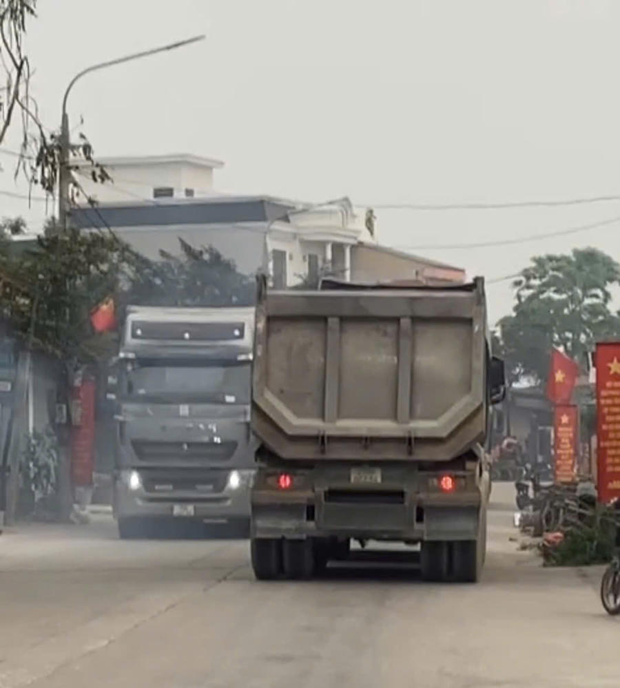 Xe tải cỡ lớn chở cát hoạt động từ sáng đến tối bất chấp giờ cao điểm buổi sáng, giờ trưa và buổi tối đông học sinh, công nhân đi làm, xe chở cát che chắn sơ sài làm cho cát rơi xuống thành từng vệt dài buộc công nhân của bến cát Long Lượng phải ra xịt nước, rửa đường.