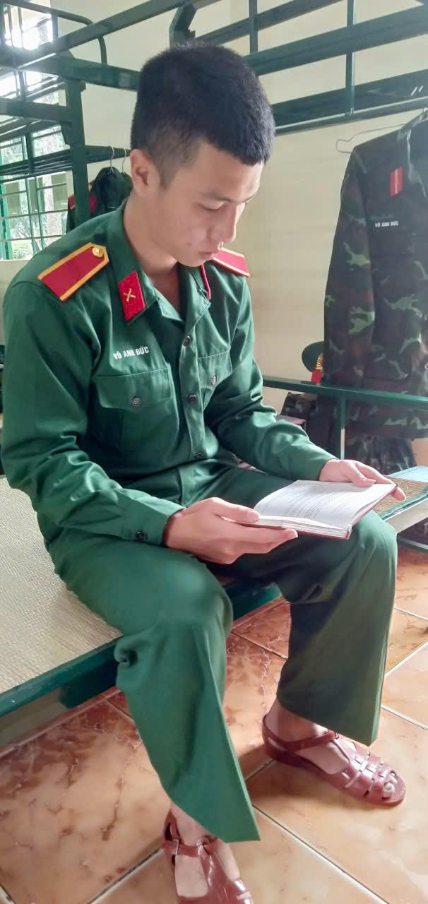 Trung sĩ Võ Anh Đức tranh thủ đọc sách, trau dồi kiến thức những khi rảnh rỗi.