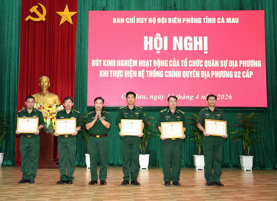 Đại tá Phạm Minh Giang – Tỉnh ủy viên, Chính ủy Ban Chỉ huy BĐBP tỉnh Cà Mau trao Giấy khen cho các tập thể có thành tích tiêu biểu.