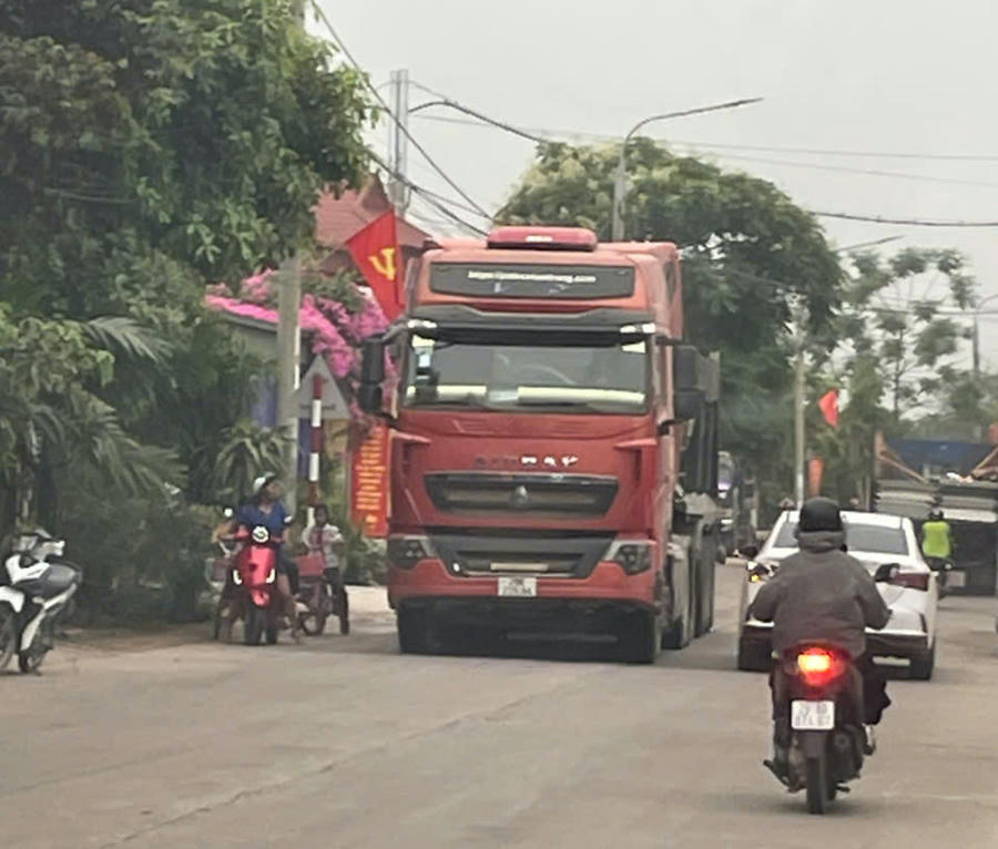 Xe tải cỡ lớn chở cát hoạt động từ sáng đến tối bất chấp giờ cao điểm buổi sáng, giờ trưa và buổi tối đông học sinh, công nhân đi làm, xe chở cát che chắn sơ sài làm cho cát rơi xuống thành từng vệt dài buộc công nhân của bến cát Long Lượng phải ra xịt nước, rửa đường.