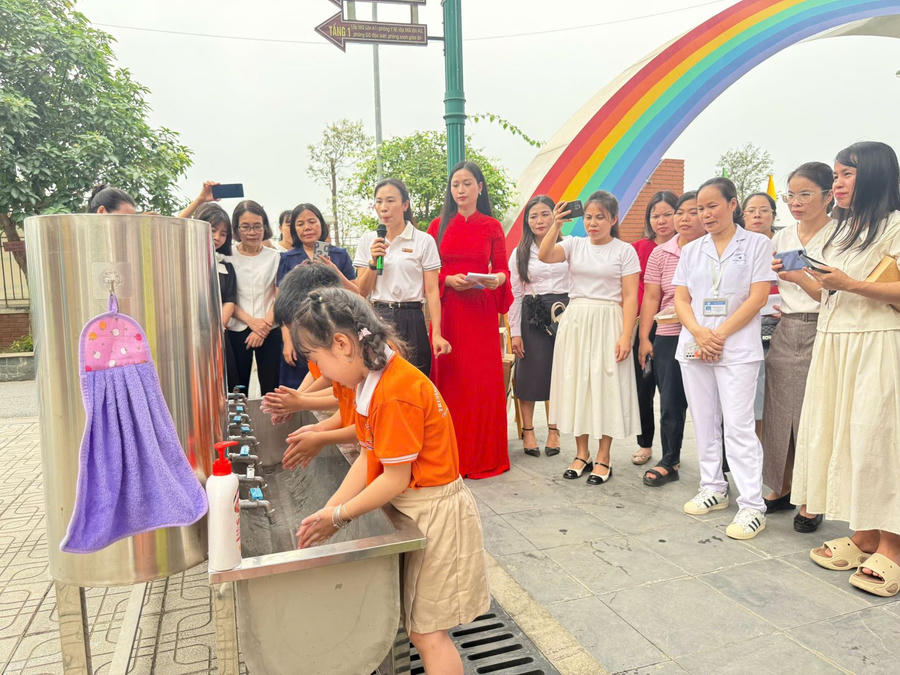 Các em học sinh được hướng dẫn rửa tay bằng xà phòng đúng cách.