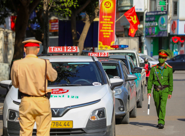 Lực lượng chức năng sẽ tập trung xử lý các phương tiện như ô tô con, taxi (kể cả taxi công nghệ), xe khách, xe tải và xe mô tô dừng đỗ sai quy định.