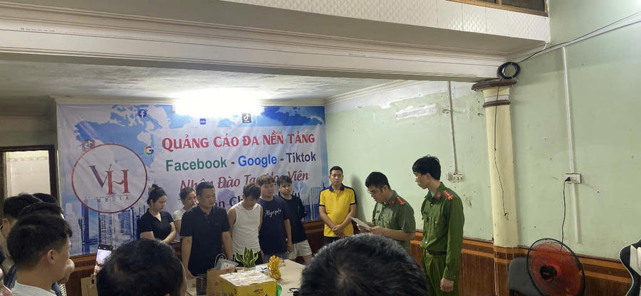 Cơ quan An ninh điều tra Công an tỉnh Hưng Yên thi hành lệnh khám xét tại nơi hoạt động của các đối tượng.