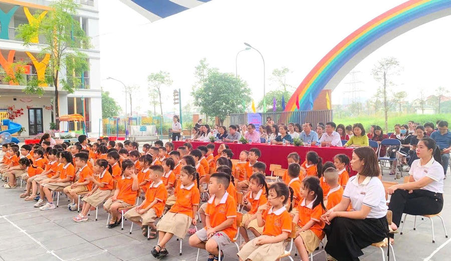 Các đại biểu và học sinh trường Tiểu học Bắc Từ Liêm tham dự buổi lễ.