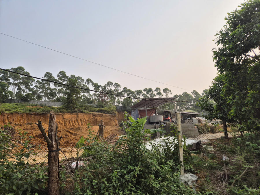 Cối trộn bê tông được lắp đặt xây dựng và hoạt động trái phép trên đất rừng sản xuất chưa được chuyển đổi mục đích sử dụng mặc dù có lệnh dừng hoạt động, yêu cầu tháo dỡ nhưng chủ đầu tư vẫn coi thường lén lút hoạt động.