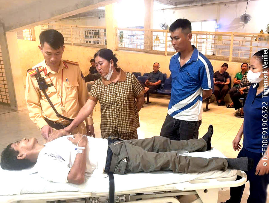 Lực lượng Cảnh sát giao thông nhanh chóng đưa anh Thuỷ đi cấp cứu