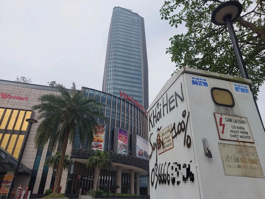 Nguyễn Duy Sơn xịt sơn quảng cáo khắp nơi.