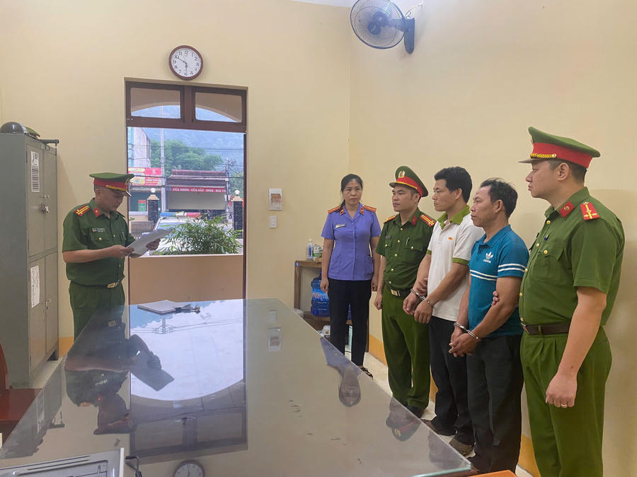 Cơ quan chức năng đọc lệnh khởi tố các đối tượng. (Ảnh: Công an Tuyên Quang).