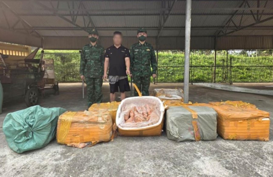 Nình A Lồ cùng tang vật 480kg trứng gà non đông lạnh bị lực lượng Đồn Biên phòng Pò Hèn phát hiện, thu giữ.