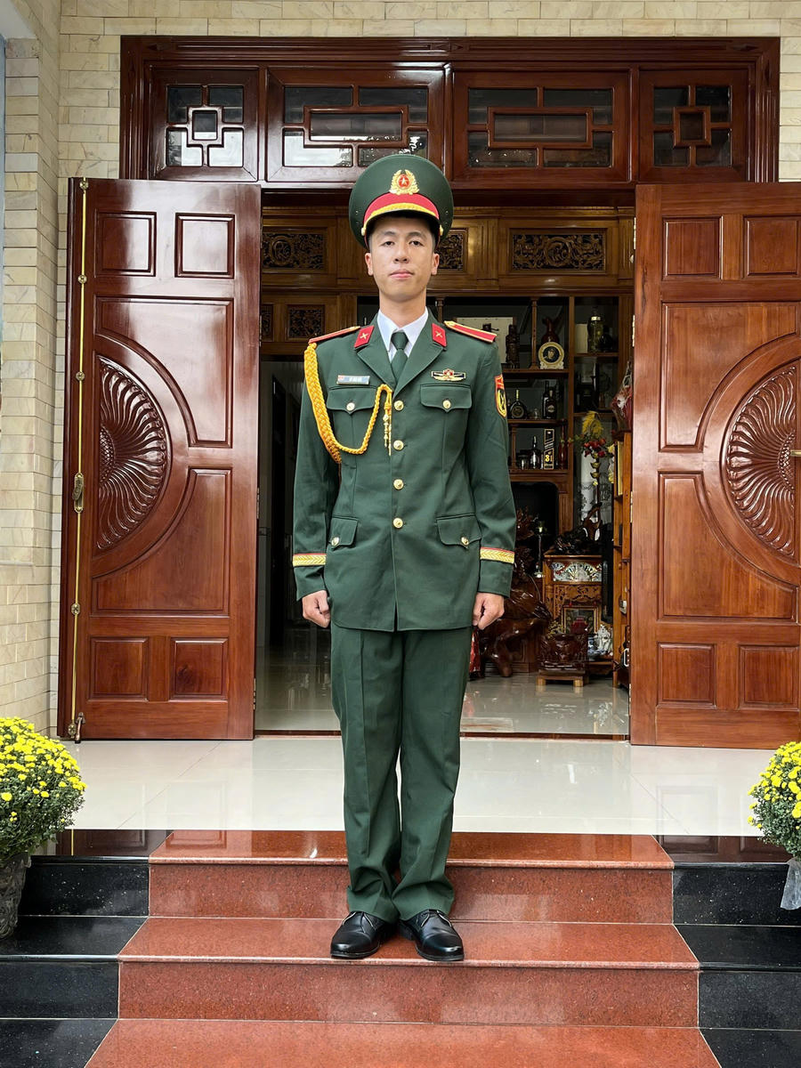 Trung sĩ Võ Anh Đức luôn tự tin và tự hào nhất trong trang phục màu xanh áo lính.