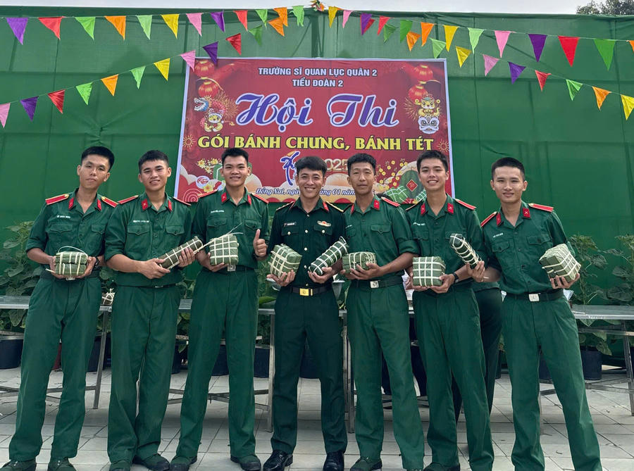 Trung sĩ Võ Anh Đức cùng thầy và các học viên khác dự Hội thi gói bánh chưng của trường.
