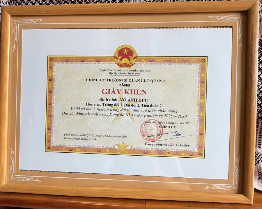 Với sự nỗ lực trong công tác, Trung sĩ&nbsp;Võ Anh Đức được tặng thưởng Danh hiệu Chiến sĩ Thi đua cơ sở năm 2024-2025; Giấy khen của Trường Sĩ quan Lục quân 2 trong đợt thi đua cao điểm chào mừng Đại hội Đảng các cấp nhiệm kỳ 2025 – 2030 và được Chính ủy Trường sĩ quan Lục quân 2 tặng dnah hiệu Đoàn viên xuất sắc tiêu biểu năm 2025.