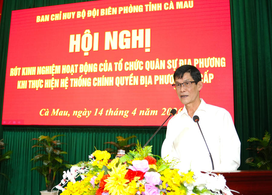 TS. Phạm Quốc Sử – Phó Giám đốc Sở Tư pháp tỉnh Cà Mau, phát biểu tham luận tại Hội nghị về triển khai mô hình chính quyền 2 cấp, xây dựng cơ chế phối hợp chặt chẽ giữa Tư pháp – Biên phòng – cấp xã nhằm tăng cường kỷ cương pháp luật, chống khai thác IUU và bảo vệ vững chắc chủ quyền biển đảo.