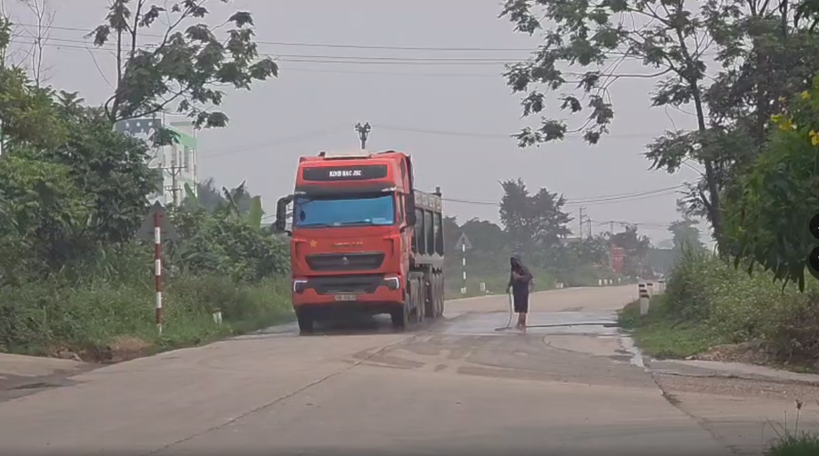 Xe tải cỡ lớn chở cát hoạt động từ sáng đến tối bất chấp giờ cao điểm buổi sáng, giờ trưa và buổi tối đông học sinh, công nhân đi làm, xe chở cát che chắn sơ sài làm cho cát rơi xuống thành từng vệt dài buộc công nhân của bến cát Long Lượng phải ra xịt nước, rửa đường.