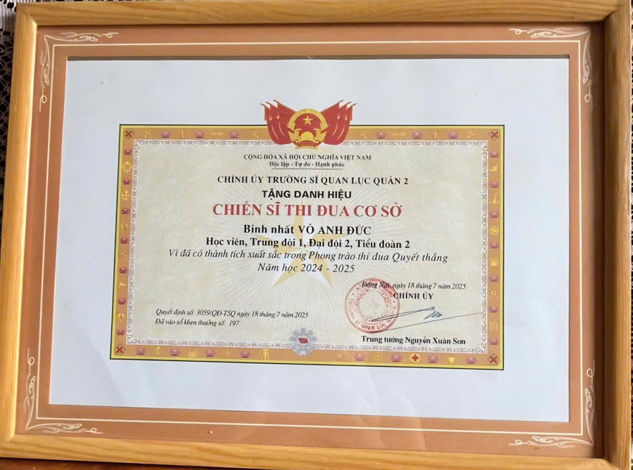 Với sự nỗ lực trong công tác, Trung sĩ&nbsp;Võ Anh Đức được tặng thưởng Danh hiệu Chiến sĩ Thi đua cơ sở năm 2024-2025; Giấy khen của Trường Sĩ quan Lục quân 2 trong đợt thi đua cao điểm chào mừng Đại hội Đảng các cấp nhiệm kỳ 2025 – 2030 và được Chính ủy Trường sĩ quan Lục quân 2 tặng dnah hiệu Đoàn viên xuất sắc tiêu biểu năm 2025.