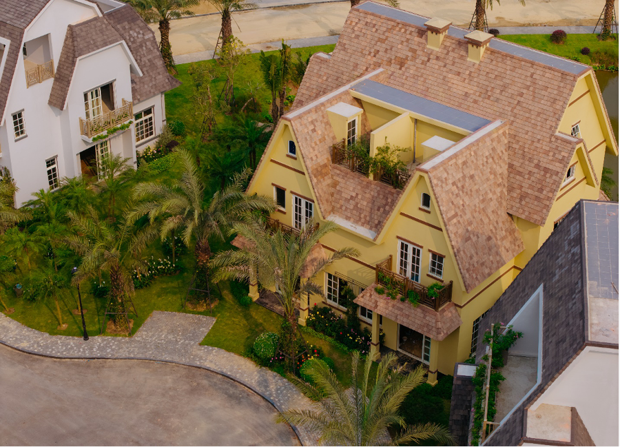 Mái ngói dốc là đặc trưng của kiến trúc The Grand Island. Ảnh: Thanh Sơn