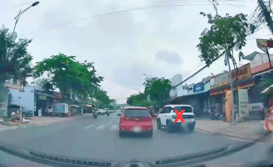 Hình ảnh phương tiện vượt ẩu.