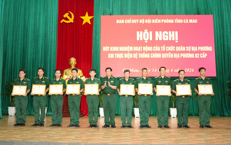 Đại tá Hà Văn Thanh – Tỉnh ủy viên, Chỉ huy trưởng Ban Chỉ huy BĐBP tỉnh Cà Mau trao Giấy khen cho các cá nhân có thành tích tiêu biểu.