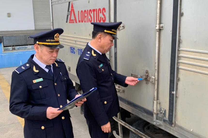 Cán bộ Hải quan khu vực VIII giám sát hàng hóa XNK.
