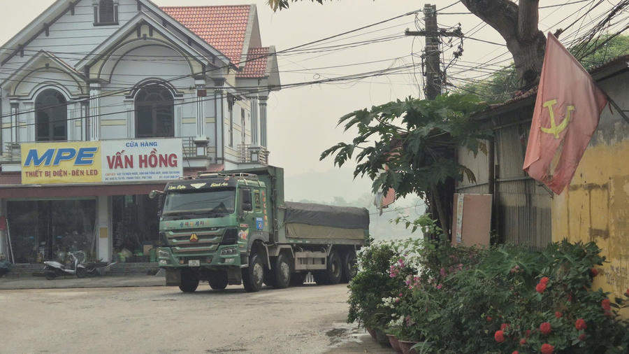 Mỗi ngày có hàng trăm lượt xe tải cỡ lớn sau khi ăn cát chạy liên tục vào các giờ buổi sáng, buổi trưa, buổi chiều tối học sinh đi học, công nhân đi làm tiềm ẩn nguy cơ mất an toàn giao thông.