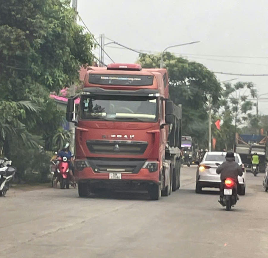 Mỗi ngày có hàng trăm lượt xe tải cỡ lớn sau khi ăn cát chạy liên tục vào các giờ buổi sáng, buổi trưa, buổi chiều tối học sinh đi học, công nhân đi làm tiềm ẩn nguy cơ mất an toàn giao thông.
