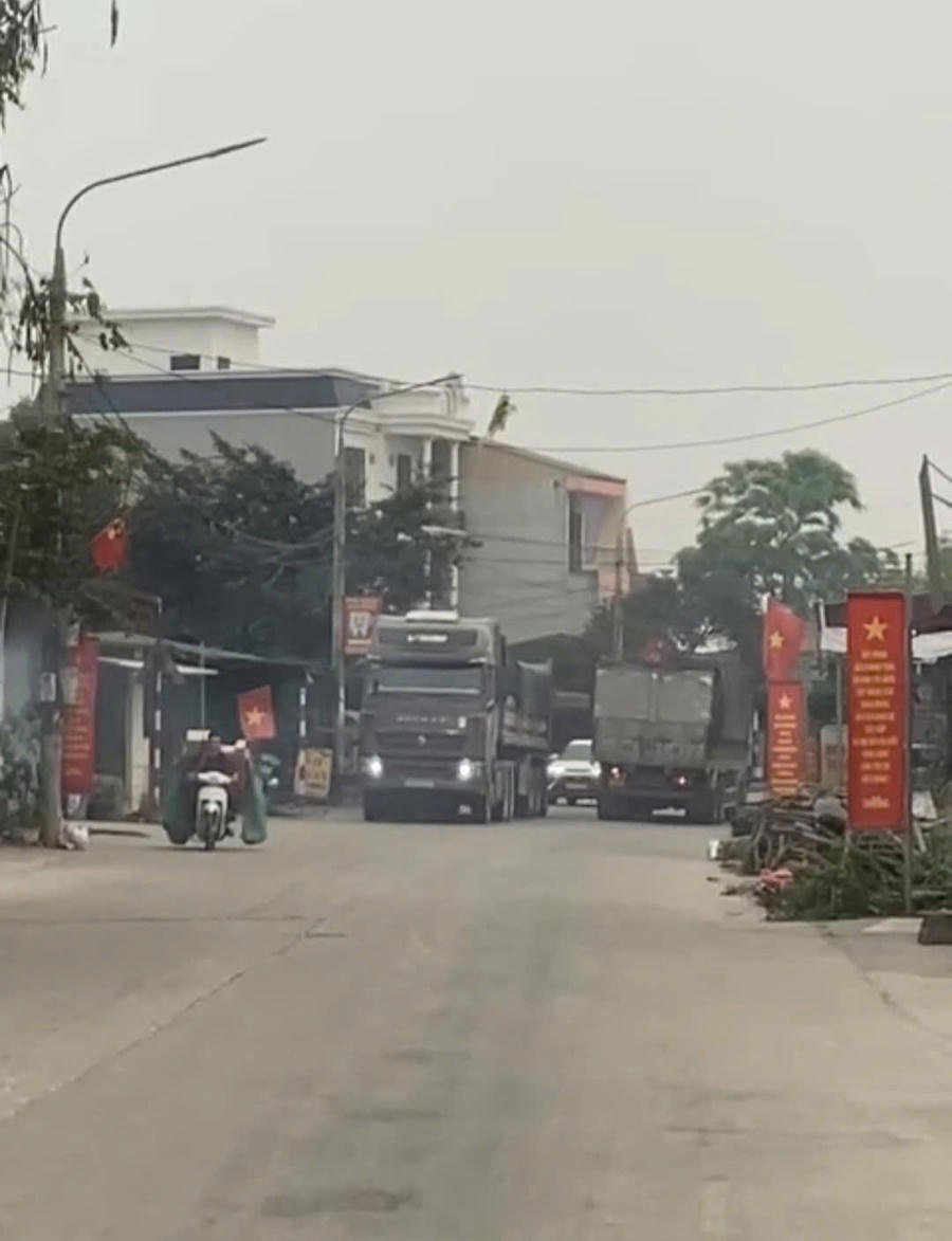 Mỗi ngày có hàng trăm lượt xe tải cỡ lớn sau khi ăn cát chạy liên tục vào các giờ buổi sáng, buổi trưa, buổi chiều tối học sinh đi học, công nhân đi làm tiềm ẩn nguy cơ mất an toàn giao thông.