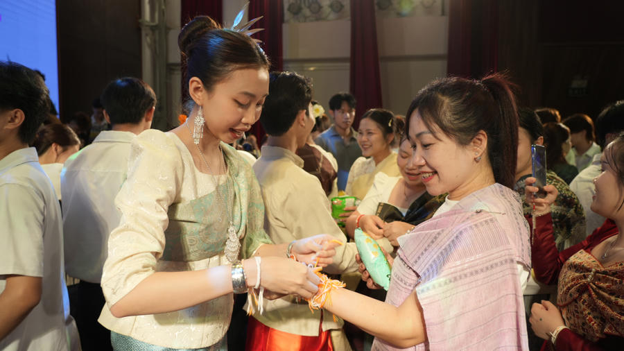 Nghi lễ buộc chỉ cổ tay, cầu mong những điều may mắn, an lành trong năm mới.