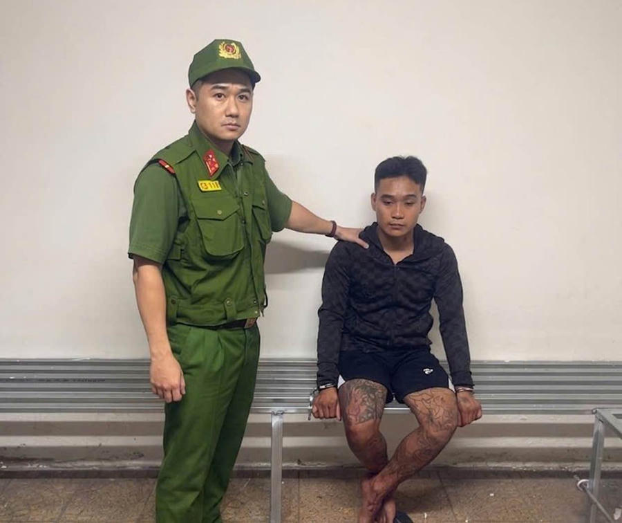 Tổ công tác bàn giao đối tượng cho Công an phường Hồng Hà.