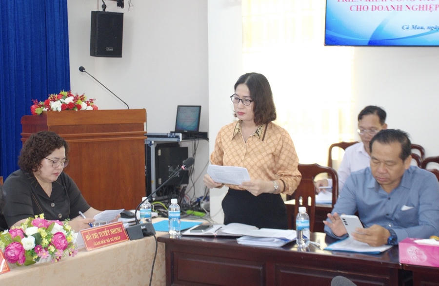 Bà Phạm Thị Ngọc – Phó Giám đốc Sở Tư pháp Cà Mau báo cáo công tác hỗ trợ pháp lý cho doanh nghiệp nhỏ và vừa trên địa bàn tỉnh.