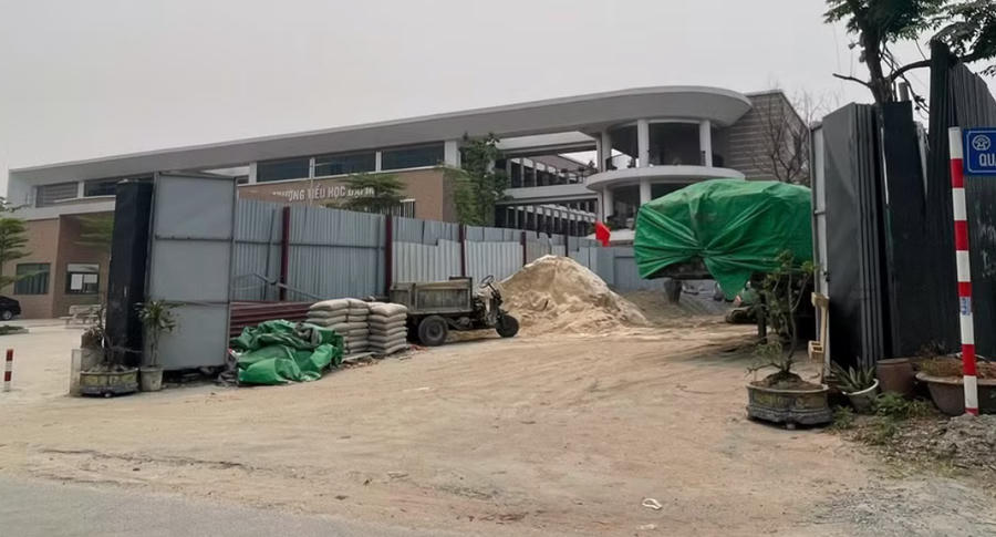 Trước cổng trường Tiểu học Đại Mỗ cũng nằm trên phố Quang Tiến, một bãi tập kết VLXD trái phép khác