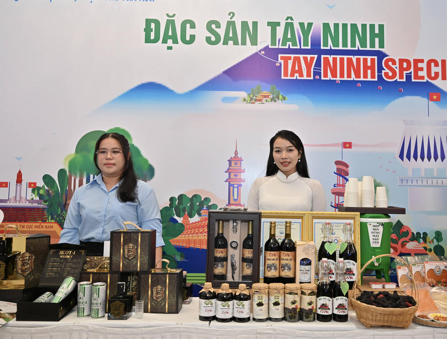 Đưa các sản phẩm đặc hữu của địa phương ra thị trường quốc tế.