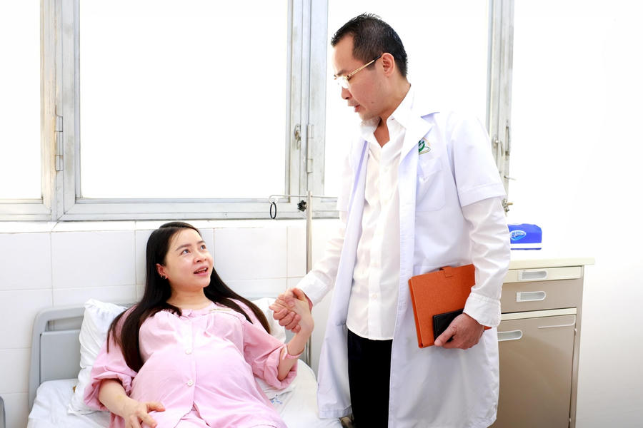 Ông Mai Trọng Hưng - Giám đốc Bệnh viện Phụ sản Hà Nội thăm, động viên sản phụ . Ảnh Internet