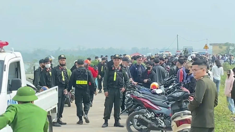 Lực lượng Cảnh sát cơ động kiểm tra, xử lý tình hình vi phạm ANTT tại điểm “Cây cô đơn”. (Ảnh: Công an tỉnh Bắc Ninh)